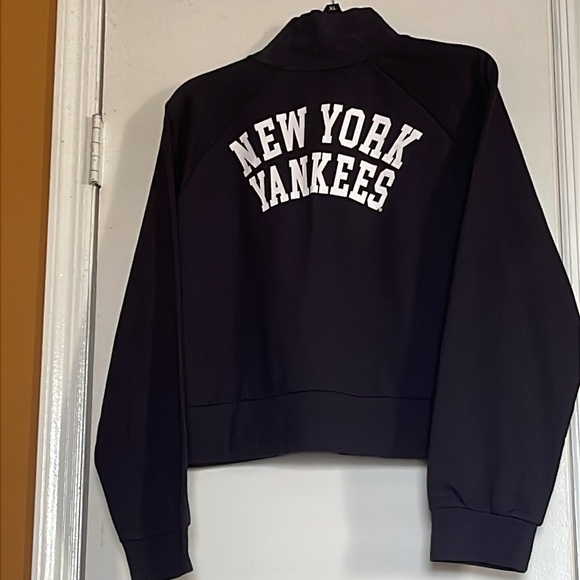 Women’s 1/4 zip sweatshirt. - Picture 2 of 3
